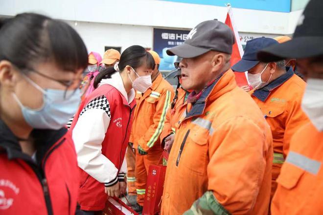 大学抗击疫情表彰,学校表彰抗击疫情先进个人的通报-第5张图片-德宏生活网 大学抗击疫情表彰,学校表彰抗击疫情先进个人的通报-第5张图片-德宏生活网