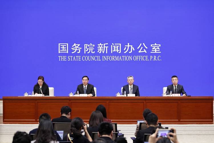 疫情当前党中央_疫情面前,党中央-第5张图片-德宏生活网